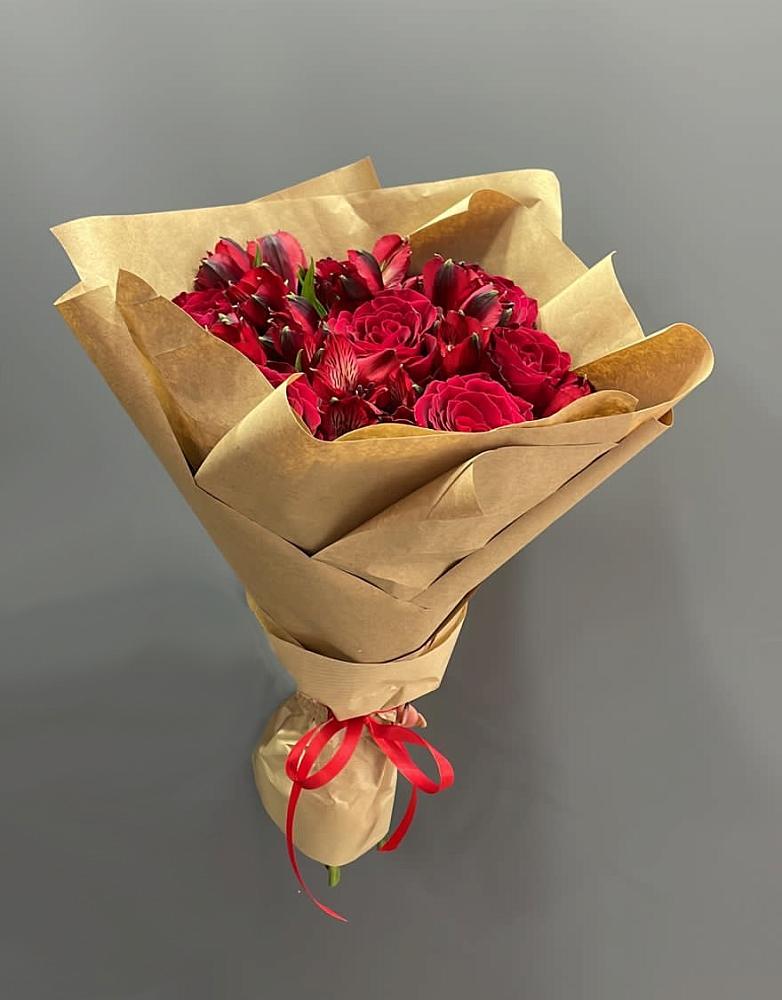 Букет цветов из: Альстромерии и Розы в Шали