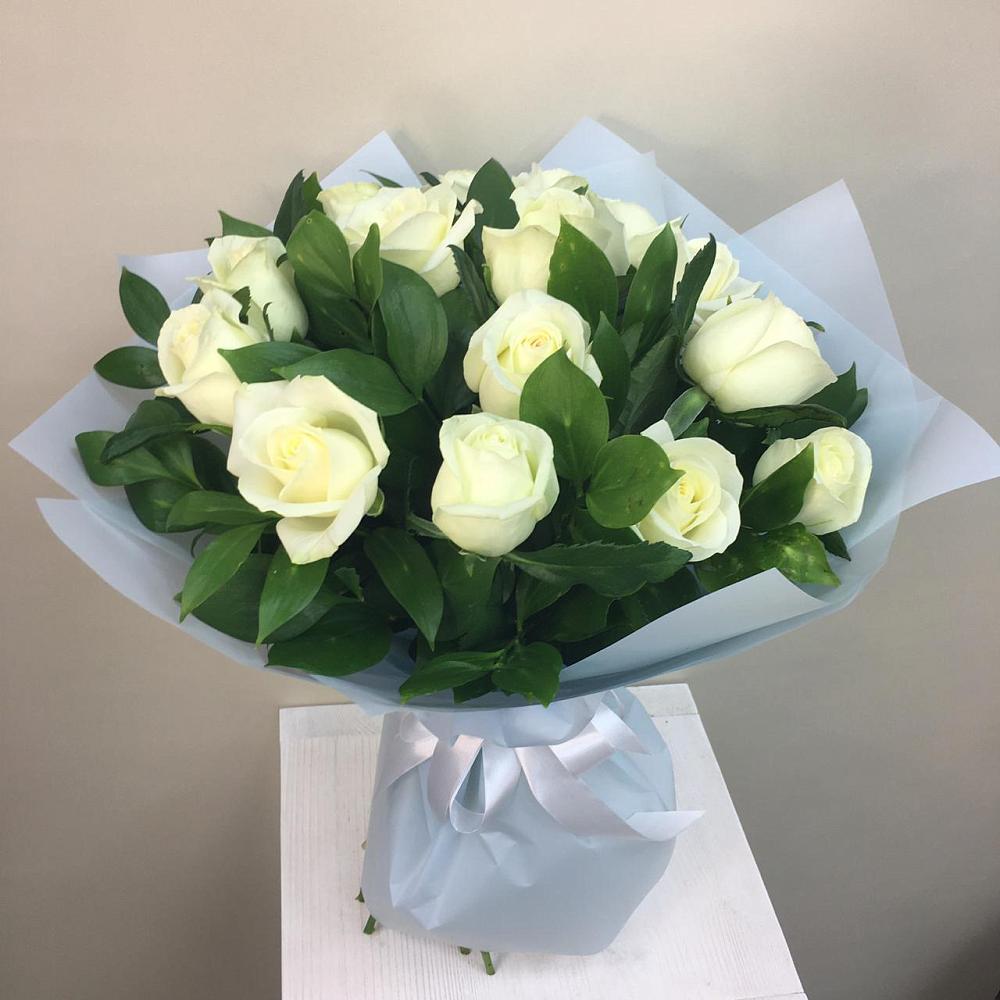 Букет 15 Белых роз Проуд в Шали