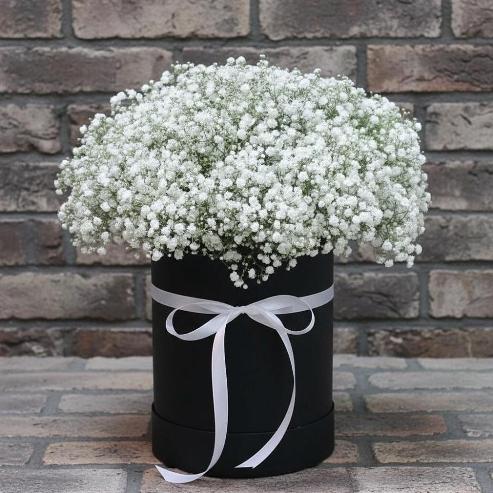 Цветочная композиция из Гипсофила в шляпной коробке в Шали