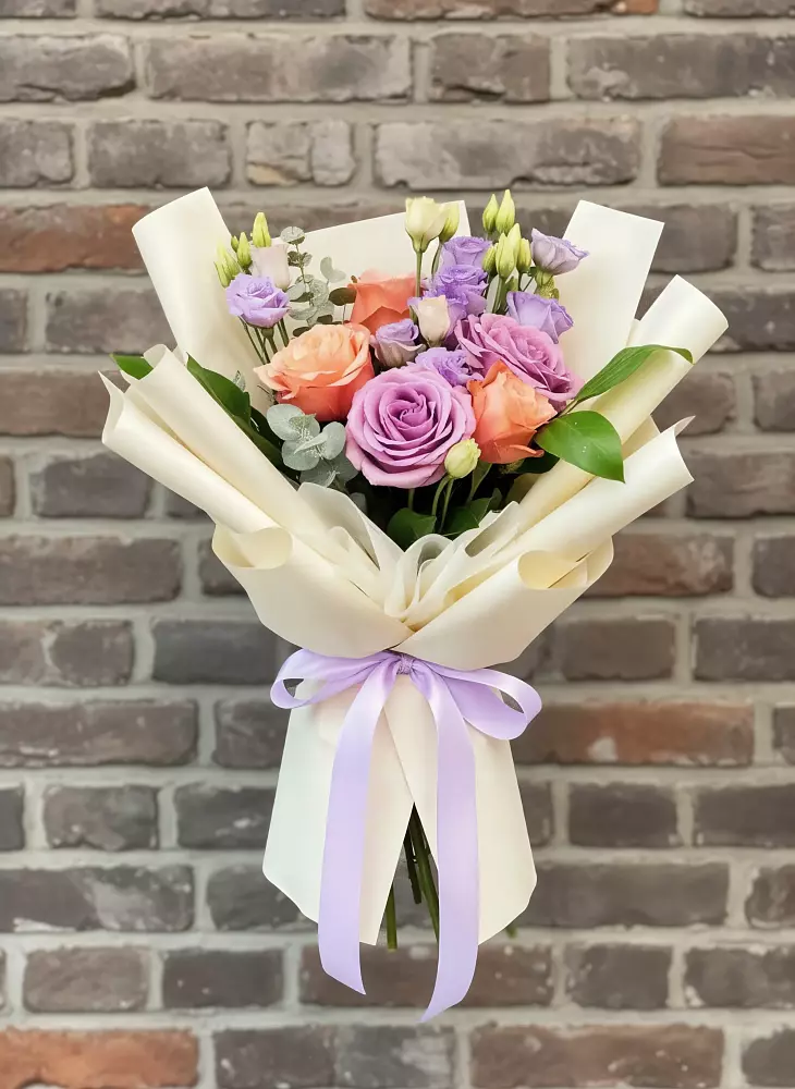 Букет цветов из: Лизиантусы и Розы в Шали