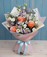 Букет цветов из:  Лизиантусы, Розы, Альстромерии и Гипсофила в Шали