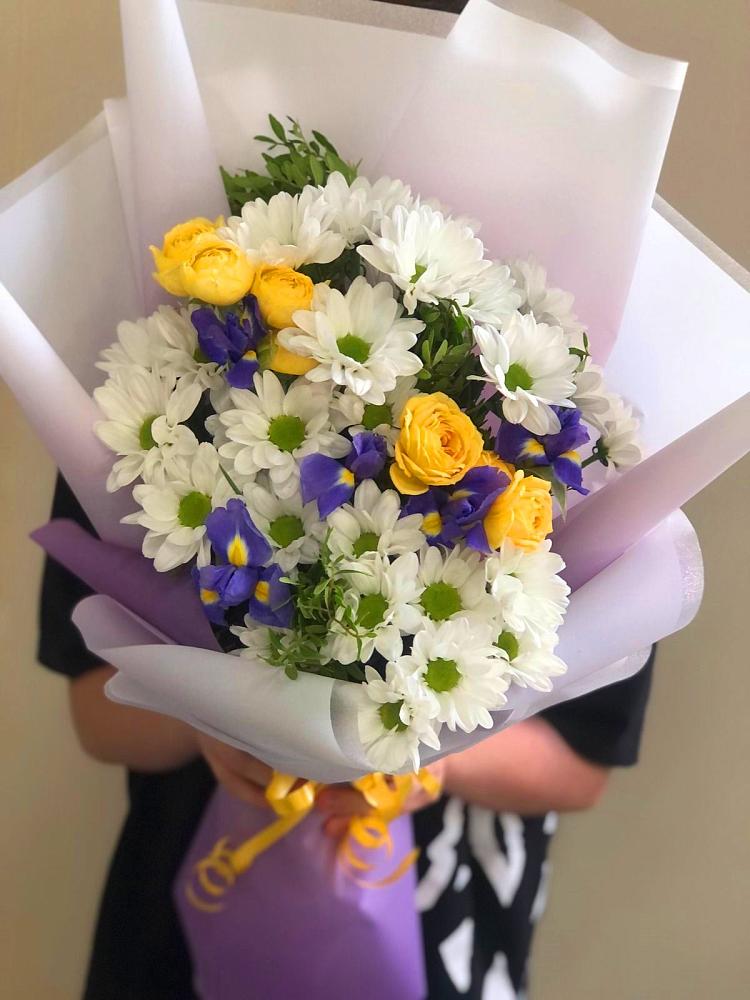 Букет цветов из: Ирисы, Хризантемы и Розы в Шали