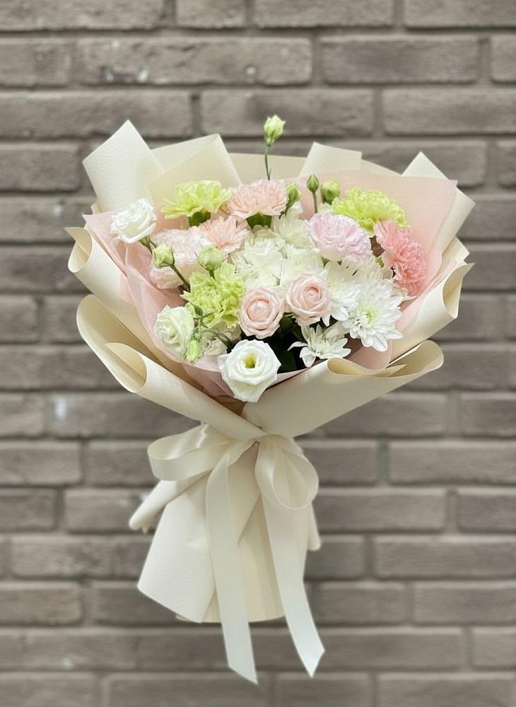 Букет цветов из: Гвоздики, Розы, Лизиантусы и Хризантемы в Шали