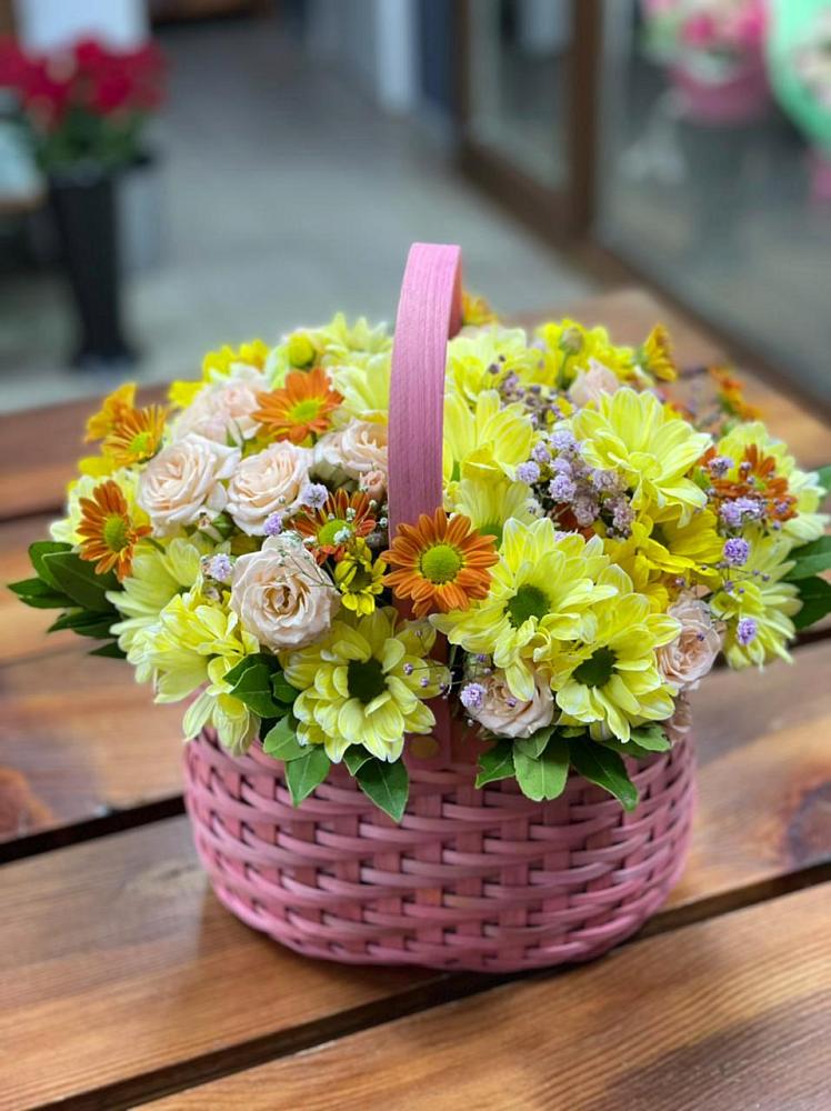 Цветочная композиция из Хризантемы и Розы в корзине в Шали