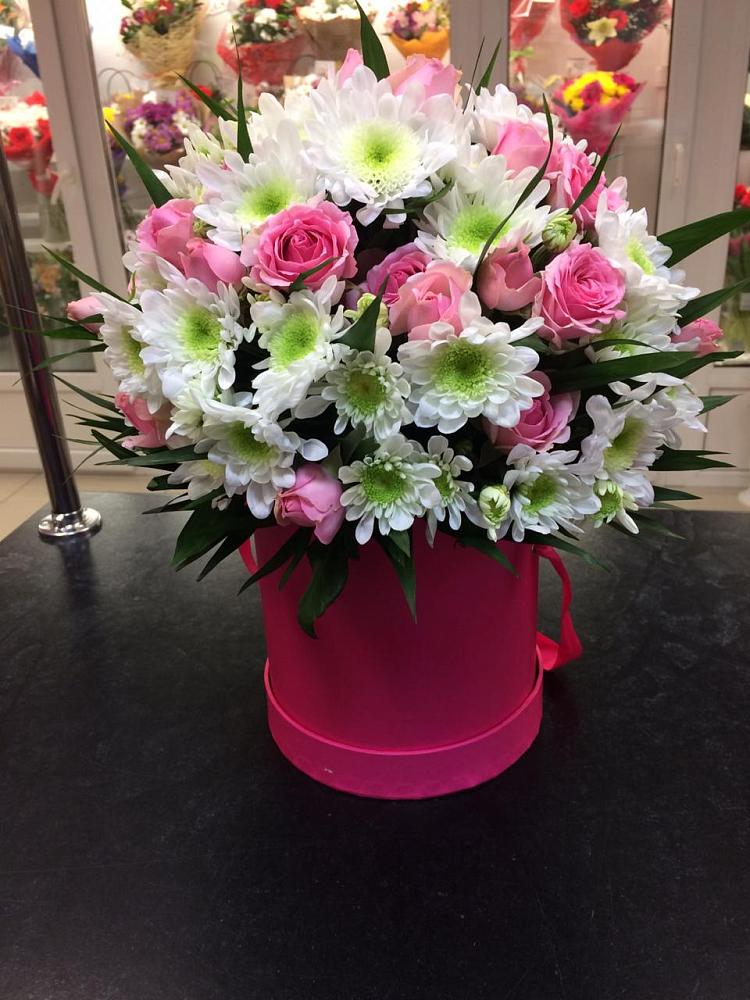 Цветочная композиция из Розы и Хризантемы в шляпной коробке в Шали