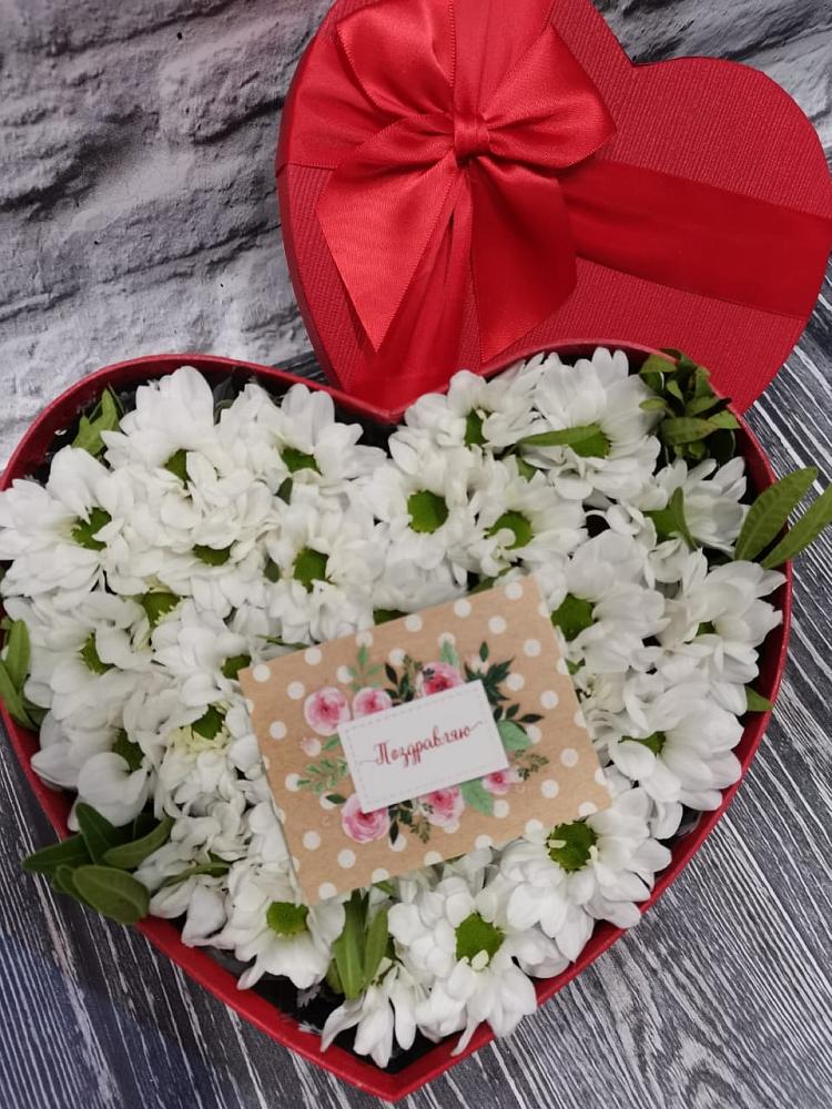 Цветочная композиция из Хризантемы в виде сердца в Шали