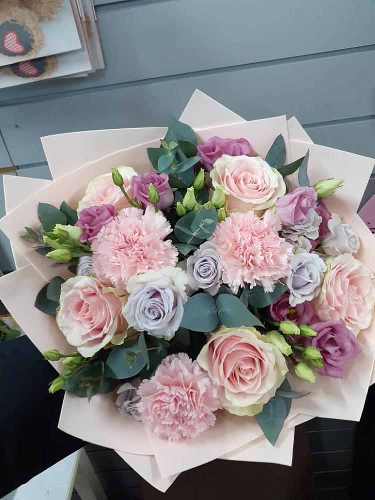 Букет цветов из: Розы, Гвоздики и Лизиантусы в Шали