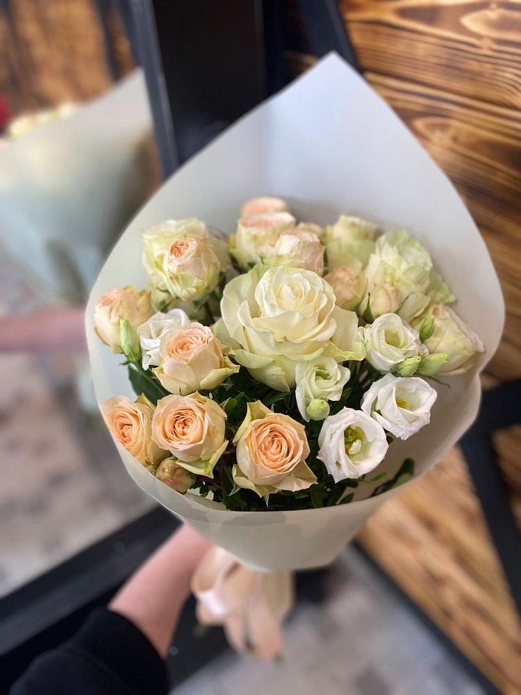 Букет цветов из: Розы и Лизиантусы в Шали